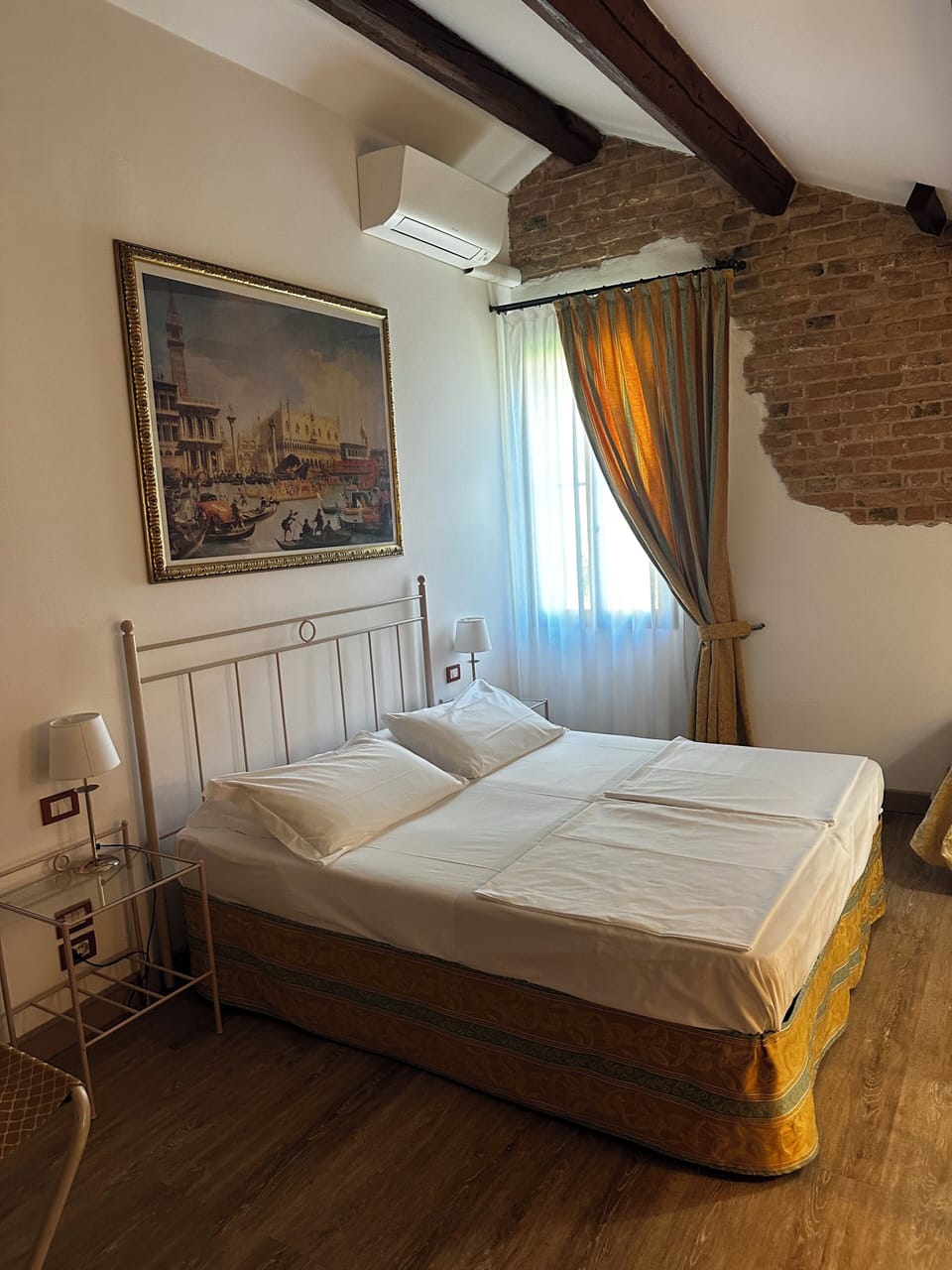 Triple Room | Minibar, in-room safe, WiFi (free), bed sheets