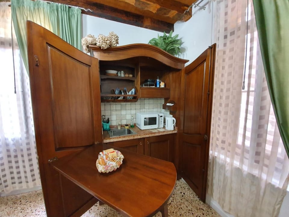 Comfort Suite | Private kitchen | Fridge, oven, stovetop, dishwasher