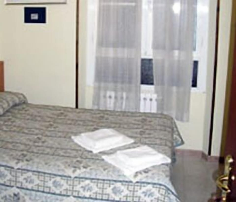 Single Room | Frette Italian sheets, Select Comfort beds, minibar, in-room safe