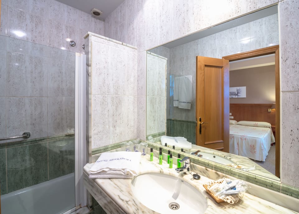 Double Room | Bathroom | Free toiletries, hair dryer, towels