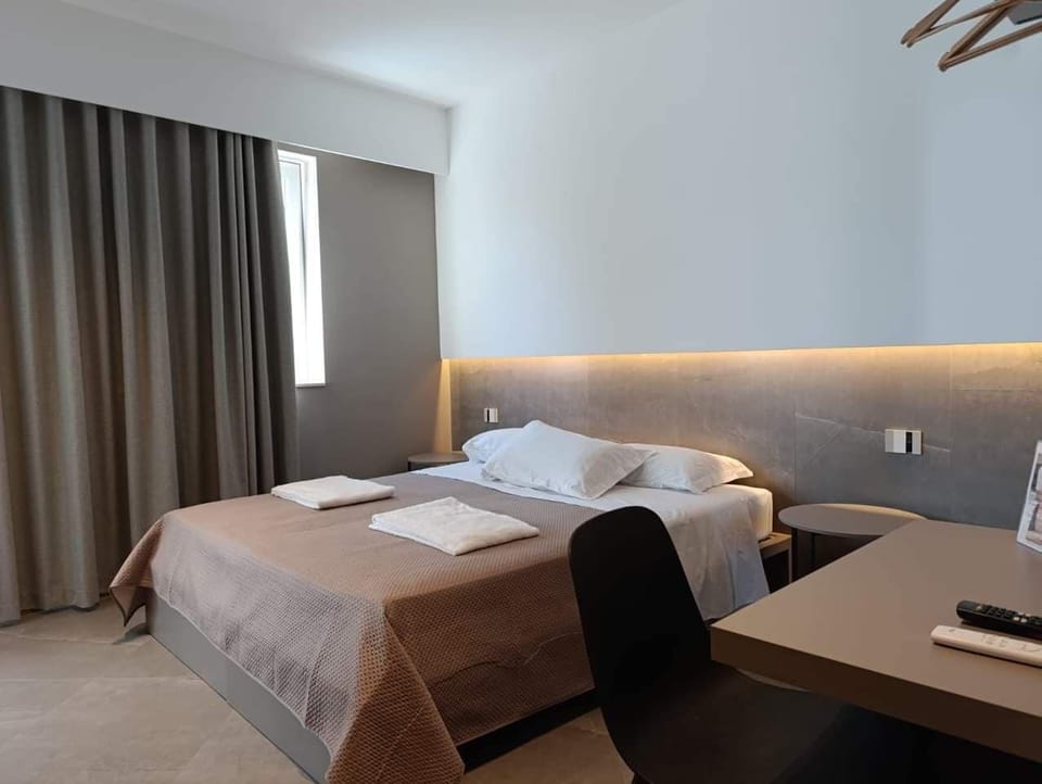 Single Room | Minibar, in-room safe, desk, soundproofing