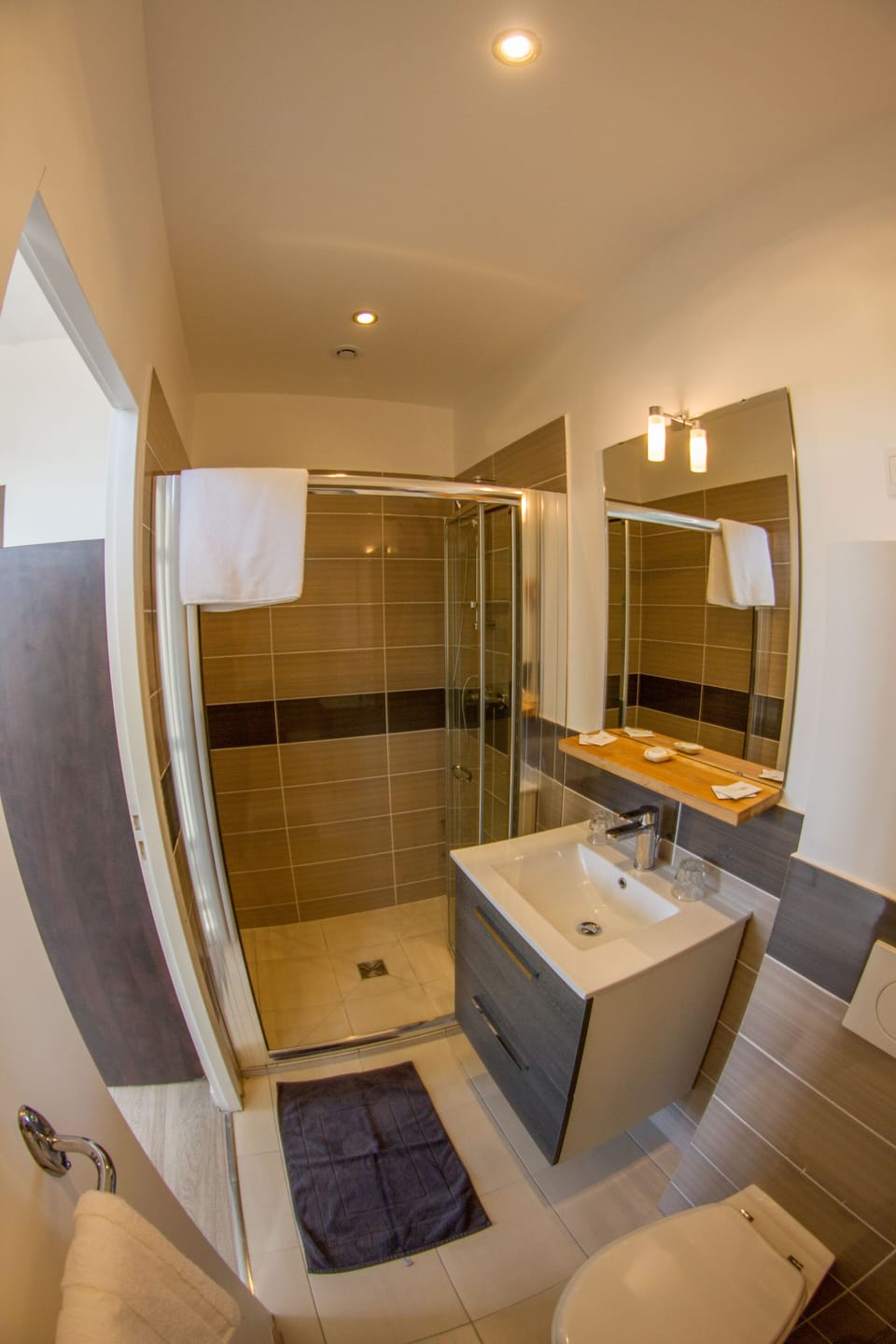 Single Room | Bathroom | Shower, rainfall showerhead, free toiletries, hair dryer