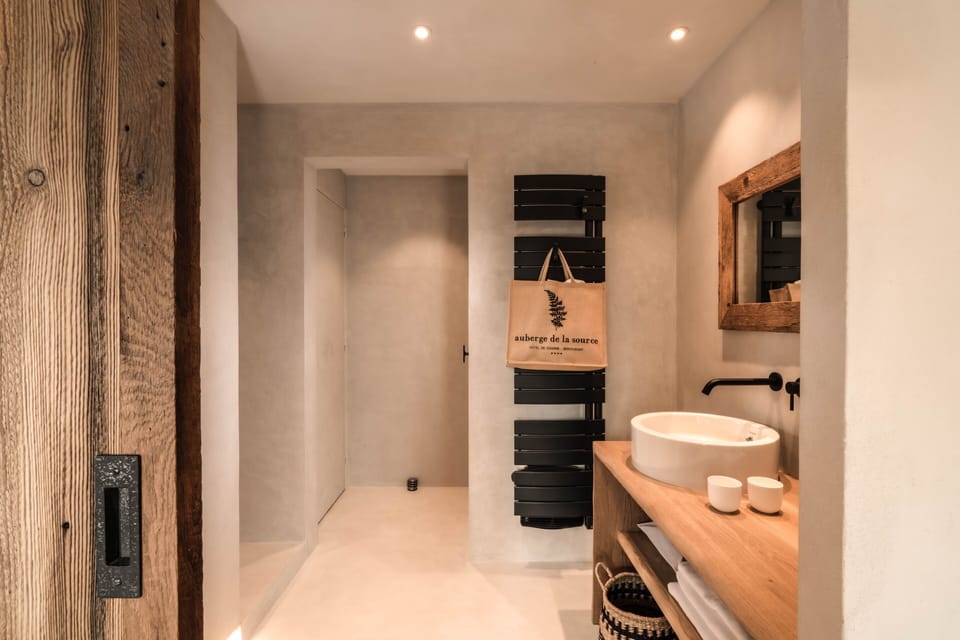 Chambre Charme Supérieure | Bathroom | Free toiletries, hair dryer, bathrobes, slippers