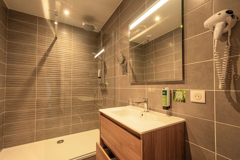 Standard Double Room | Bathroom | Free toiletries, hair dryer, towels