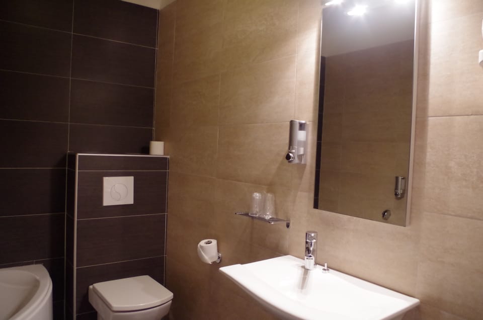 Comfort Double Room | Bathroom | Combined shower/tub, free toiletries, hair dryer, towels
