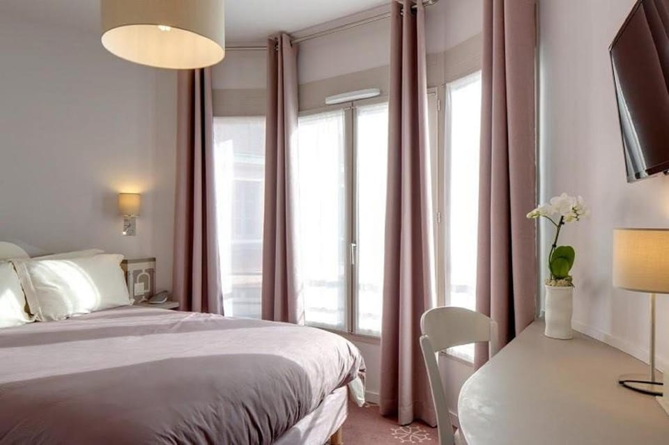 Free minibar, in-room safe, desk, blackout drapes