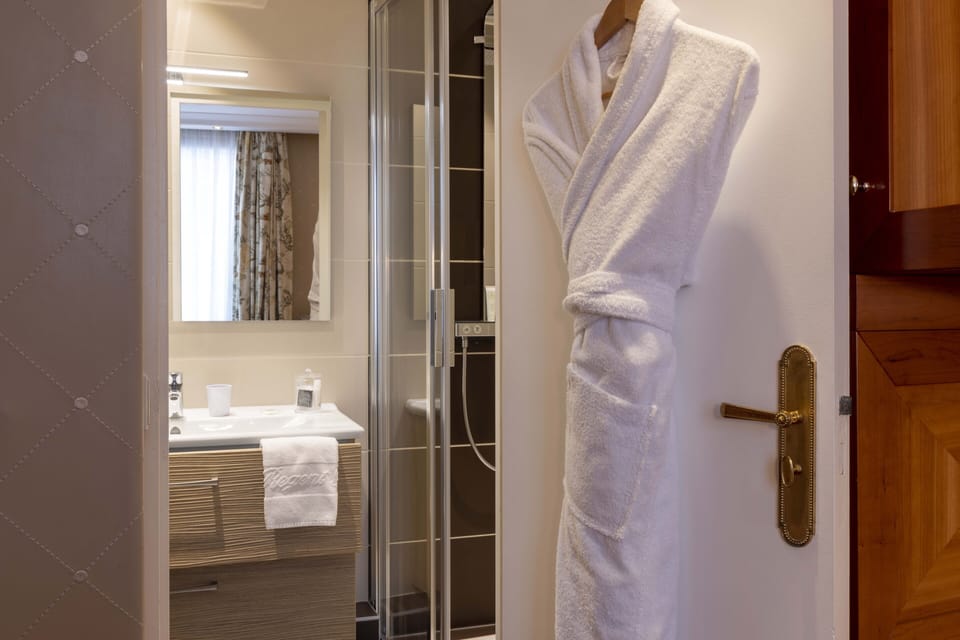 Single Room | Bathroom | Shower, free toiletries, hair dryer, towels