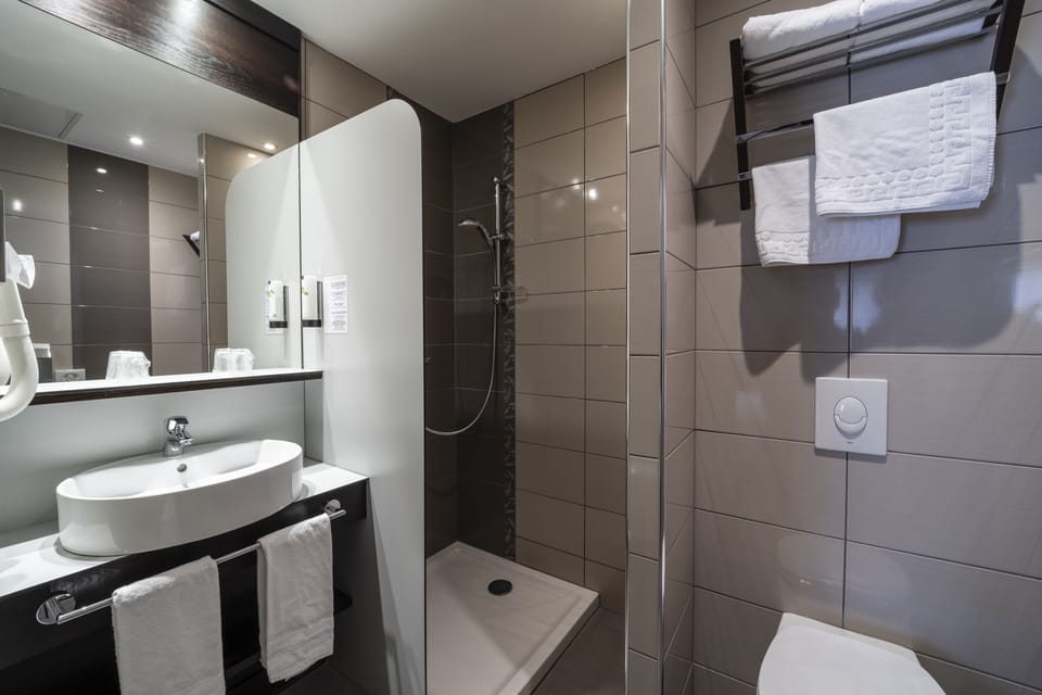 Junior Room | Bathroom | Shower, eco-friendly toiletries, hair dryer, towels
