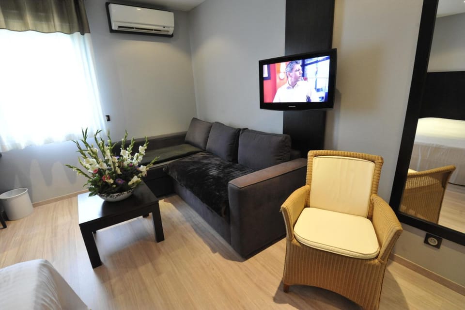 Junior Room | Desk, soundproofing, WiFi (free), individually decorated