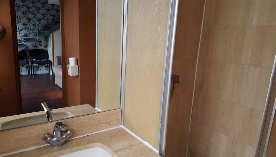 Quadruple Room | Bathroom | Shower, free toiletries, hair dryer, bidet