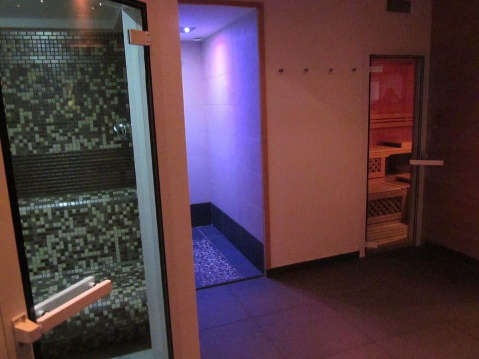 Sauna, hot tub, steam room