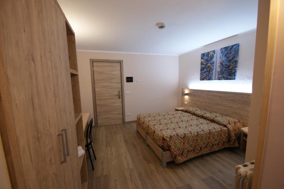 In-room safe, desk, WiFi (free)