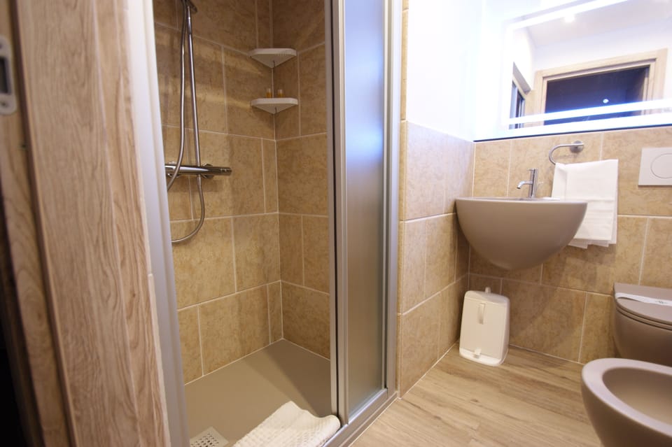 Superior Double or Twin Room, 1 Bedroom, Non Smoking | Bathroom | Shower, rainfall showerhead, hair dryer, bidet