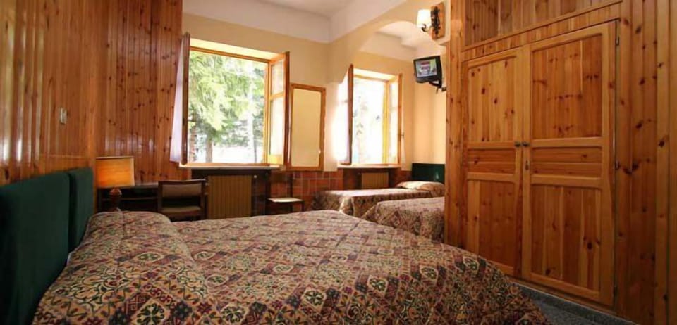 In-room safe, desk, free WiFi