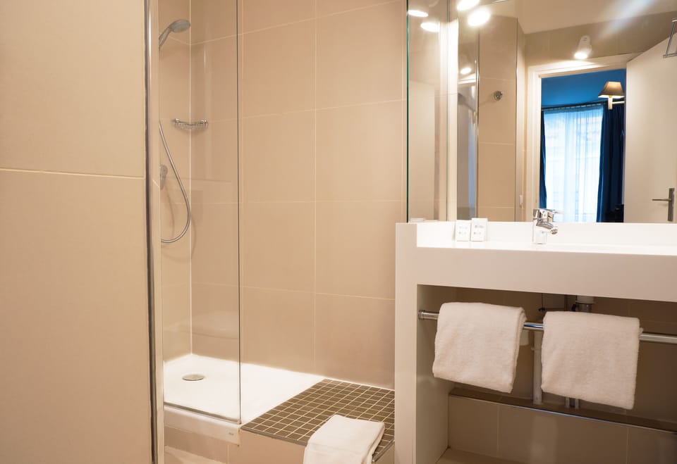 Twin Room | Bathroom | Free toiletries, hair dryer, towels