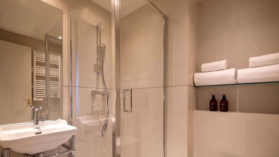 Deluxe Double Room (L’Exquise) | Bathroom | Combined shower/tub, rainfall showerhead, free toiletries, hair dryer