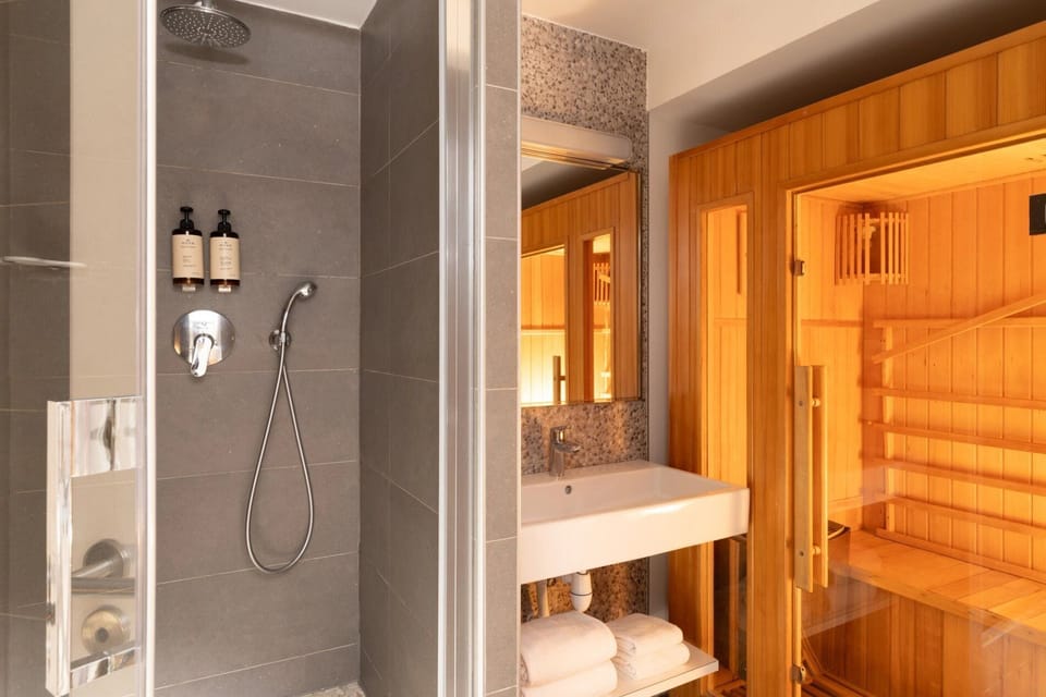 Deluxe Suite, Sauna | Premium bedding, minibar, in-room safe, individually decorated