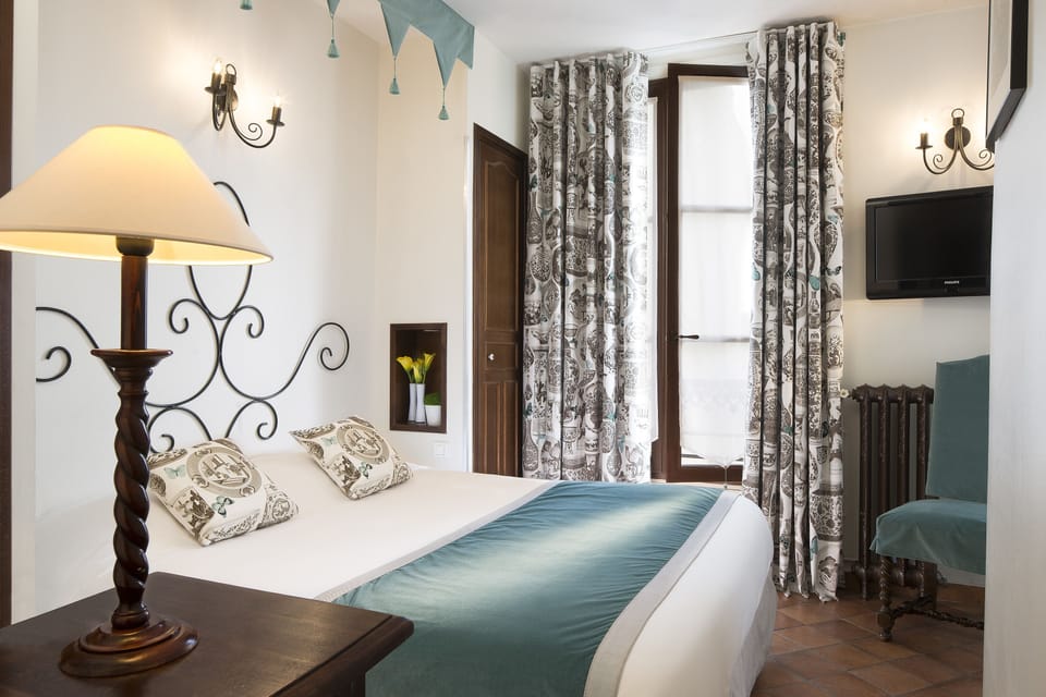 In-room safe, desk, soundproofing, free WiFi