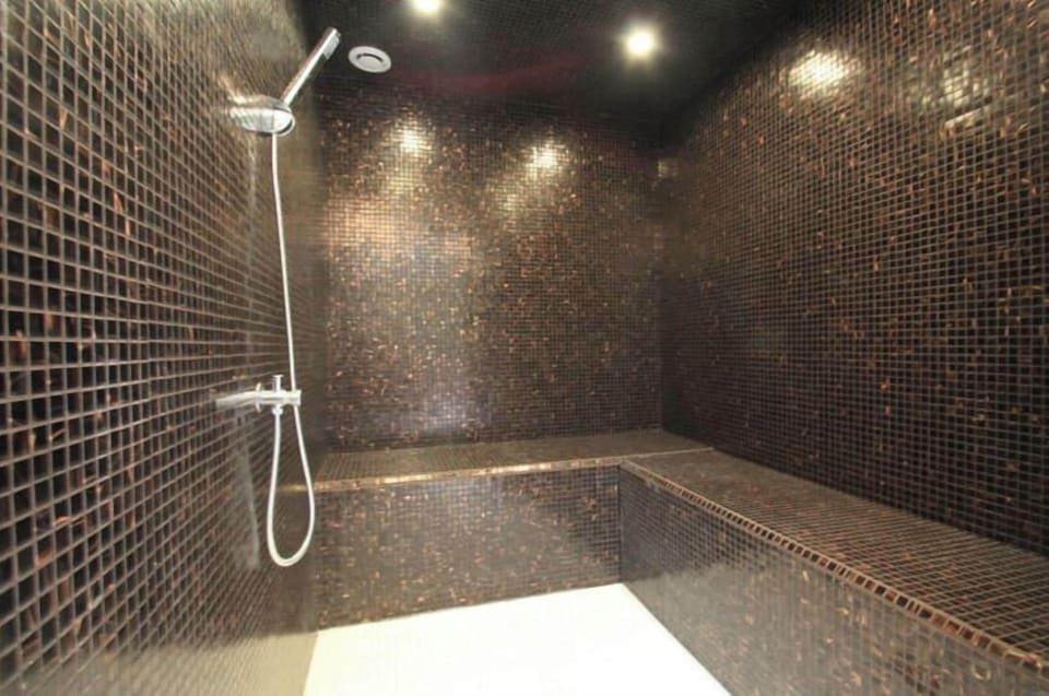 Couples treatment rooms, body treatments, hot stone massages, body wraps