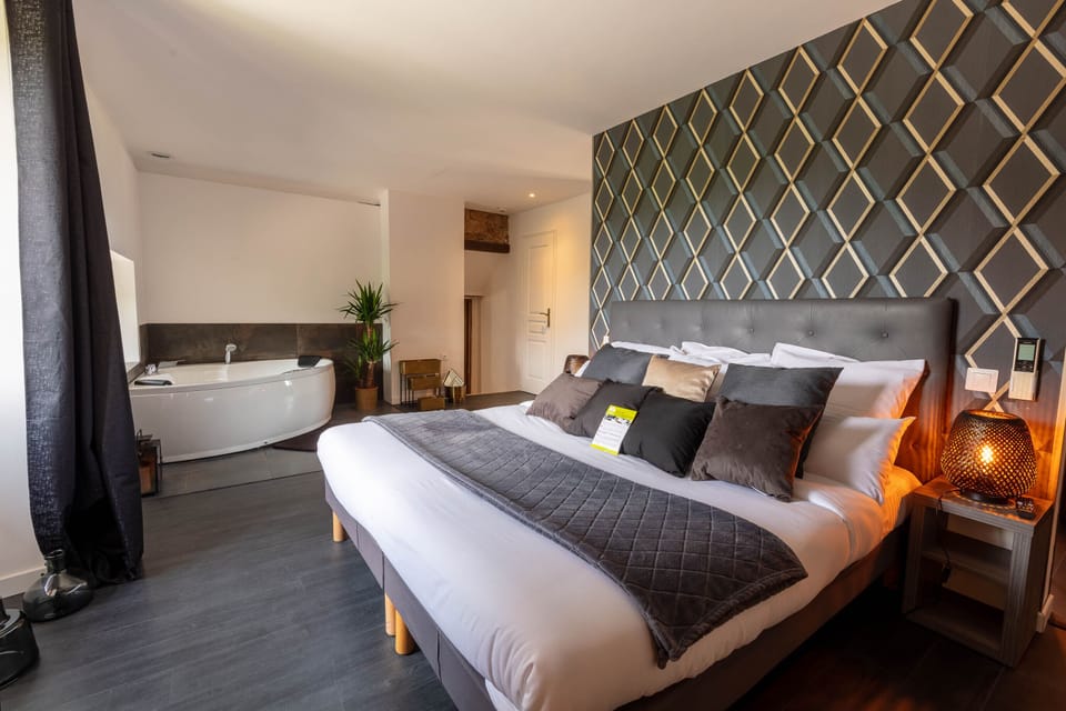Deluxe Room | Premium bedding, minibar, in-room safe, individually decorated