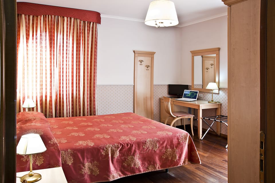 Double Room | Minibar, in-room safe, desk, soundproofing