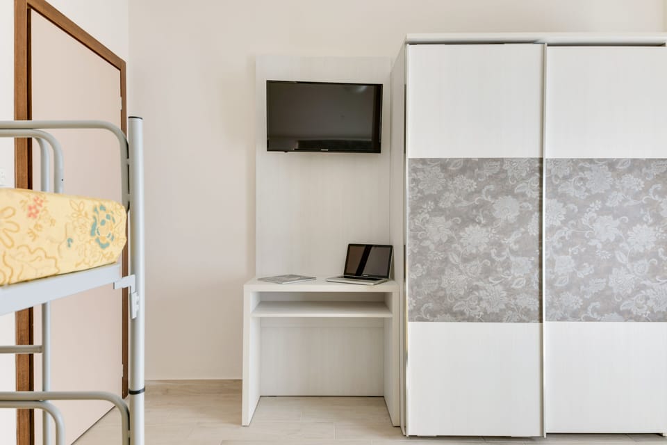 Triple Room | In-room safe, desk, free WiFi, bed sheets