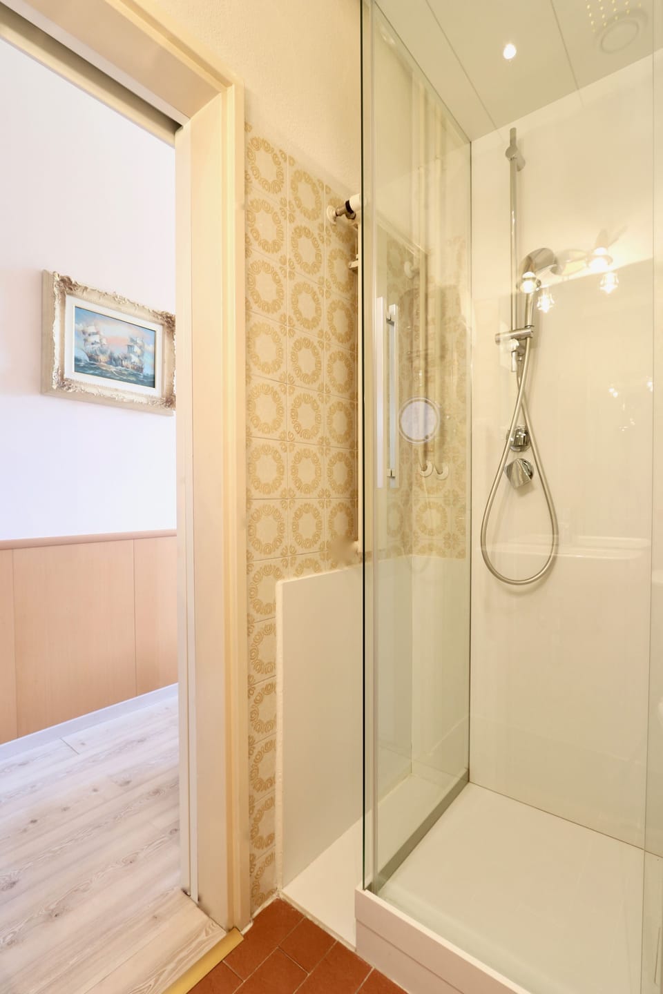 Standard Single Room | Bathroom | Rainfall showerhead, free toiletries, hair dryer, towels