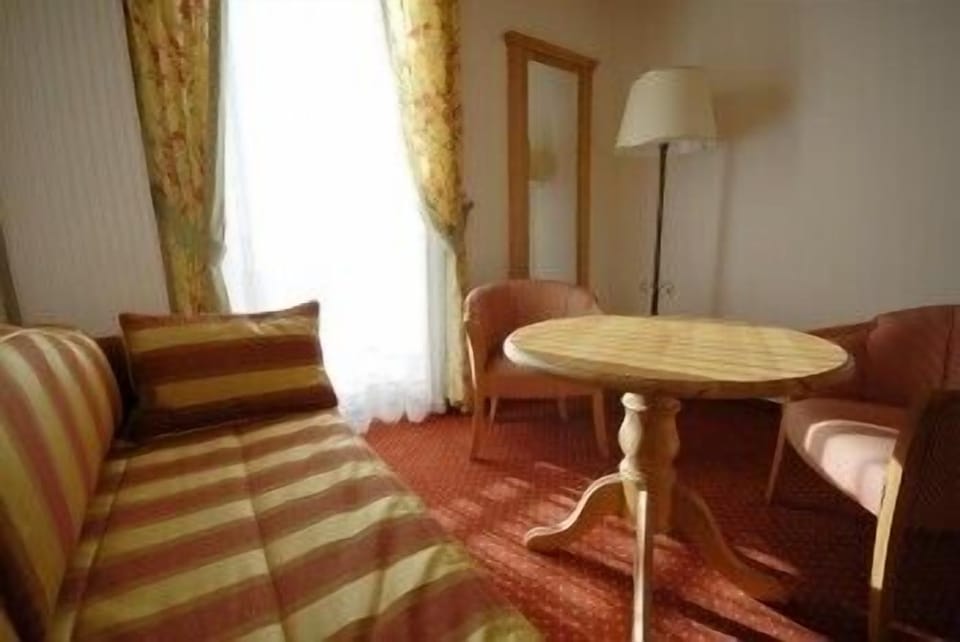 Triple Room | Living room | 13-inch flat-screen TV with satellite channels, TV