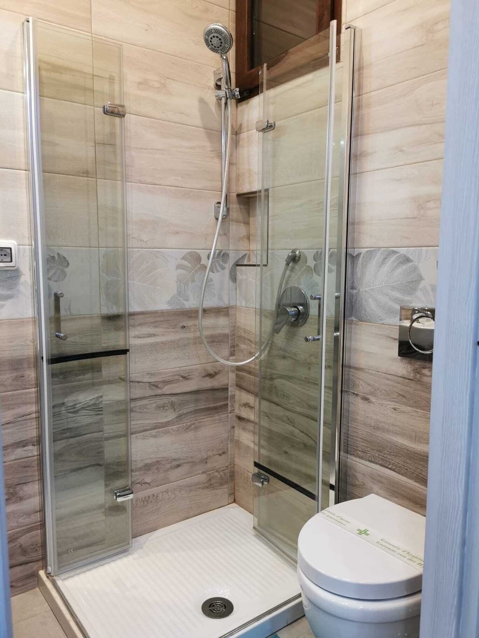 Shower, rainfall showerhead, free toiletries, hair dryer