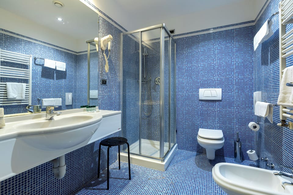 Quadruple Room | Bathroom | Free toiletries, hair dryer, bidet, towels