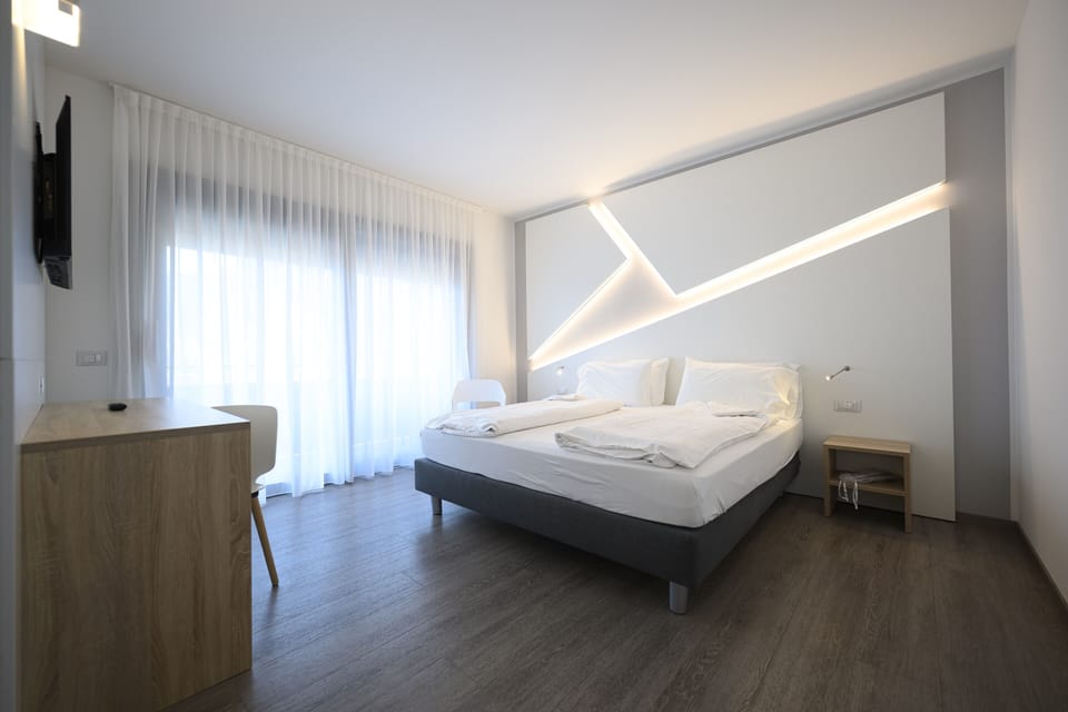 Suite | In-room safe, desk, free WiFi, bed sheets