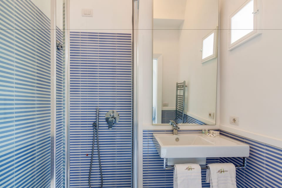 Garden Side | Bathroom | Shower, hair dryer, bidet, towels