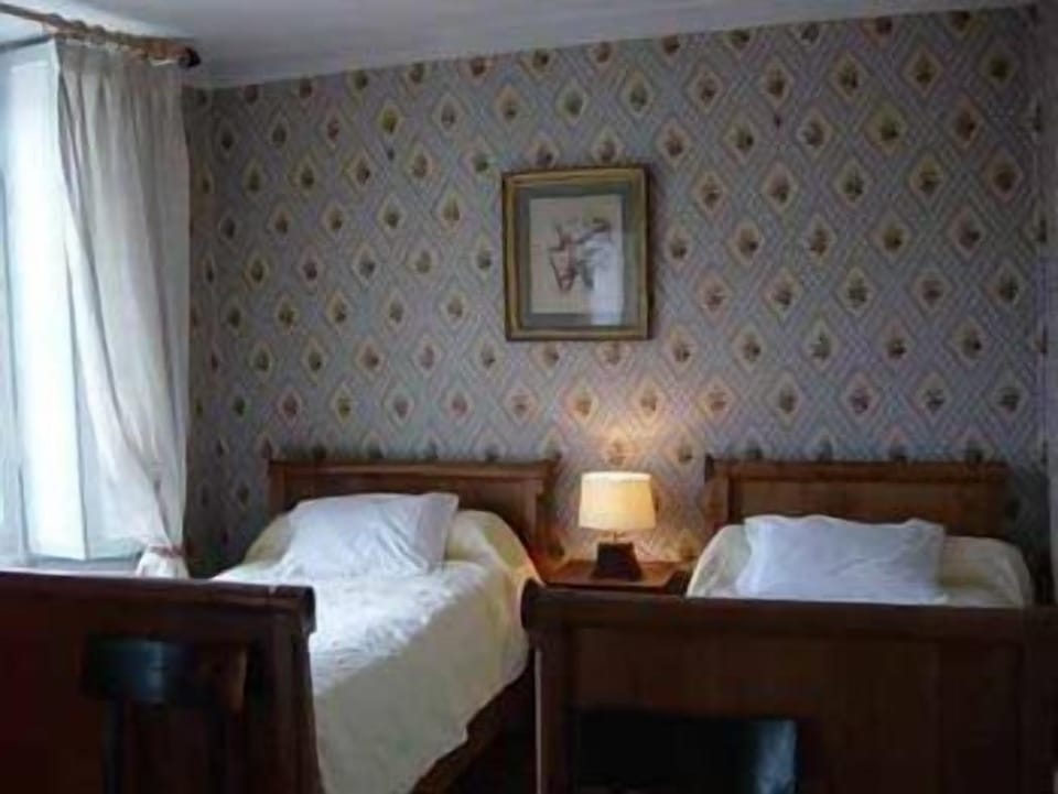 Suite | Premium bedding, cribs (surcharge), WiFi (free), bed sheets