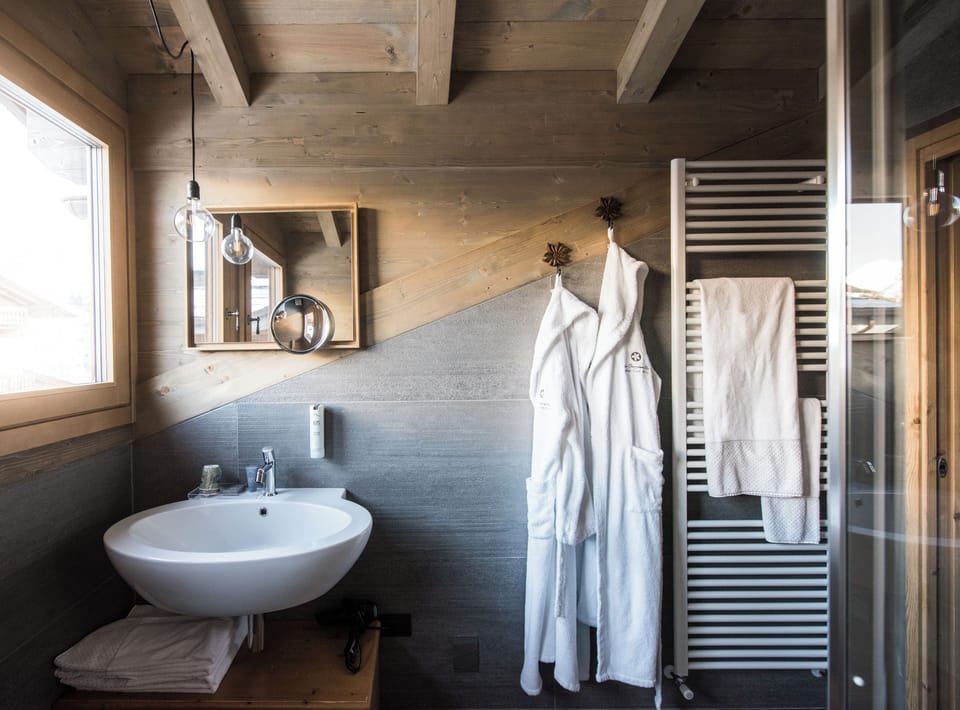 Deluxe Suite, Mountain View | Bathroom | Combined shower/tub, free toiletries, hair dryer, bidet