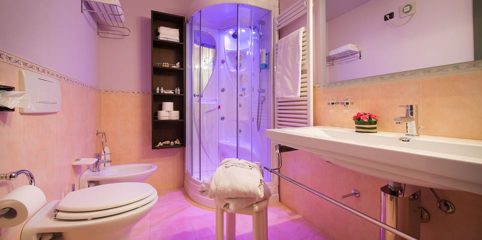 Suite (Attic) | Bathroom | Free toiletries, hair dryer, bathrobes, slippers