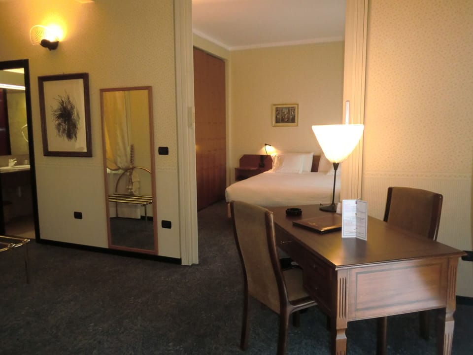 Suite, 1 Queen Bed, Non Smoking | Living room | 32-inch Smart TV with satellite channels