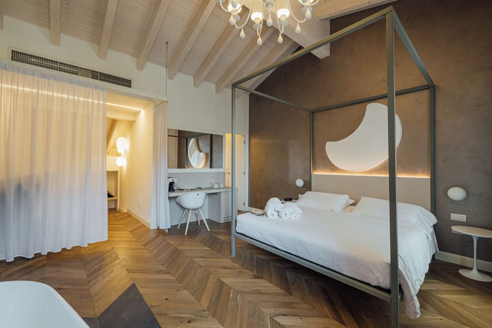 Suite Terry | Premium bedding, in-room safe, desk, laptop workspace