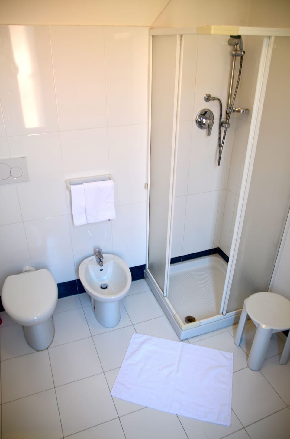 Double Room Single Use | Bathroom | Shower, free toiletries, hair dryer, towels