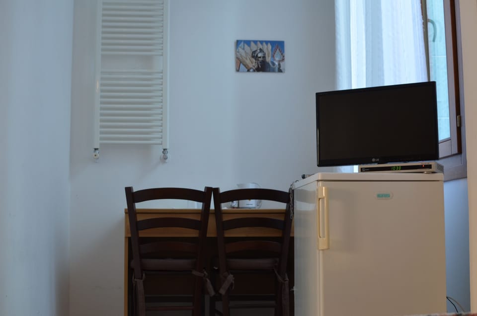 Standard Double Room | Minibar, in-room safe, desk, soundproofing