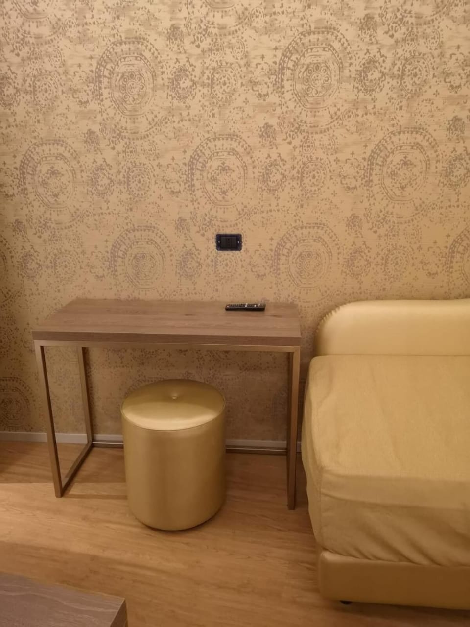 Desk, soundproofing, WiFi (free), bed sheets