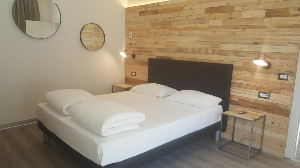 In-room safe, desk, soundproofing, WiFi (free)
