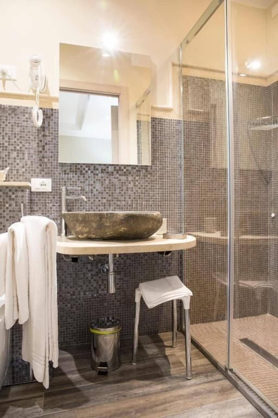 Superior Room | Bathroom | Shower, free toiletries, hair dryer, bidet