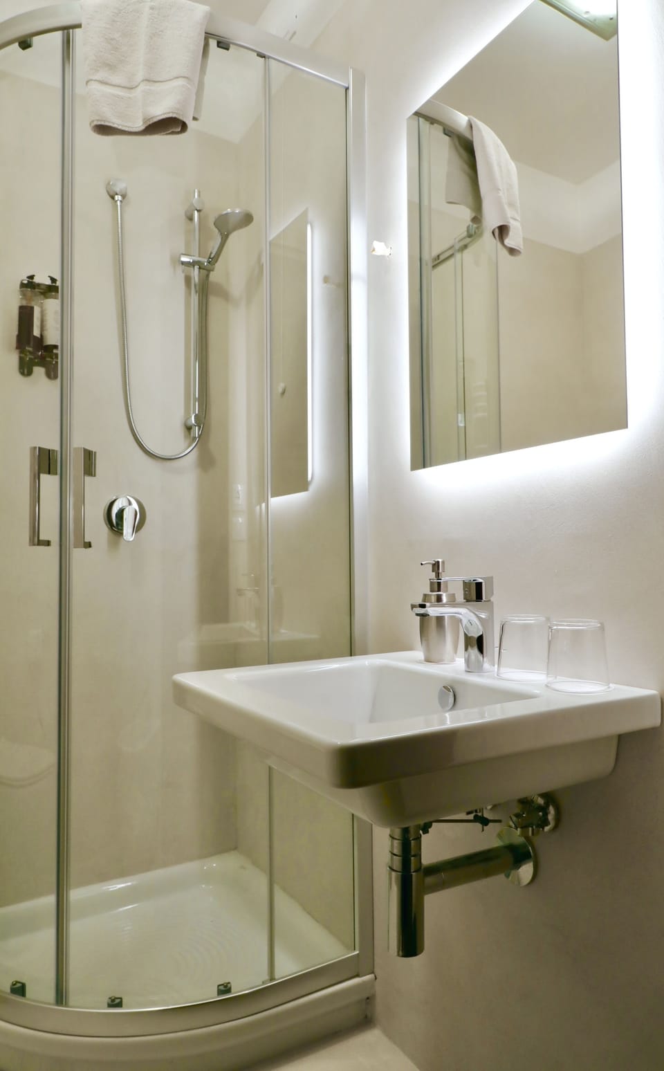 Superior Double Room | Bathroom | Shower, hair dryer, towels