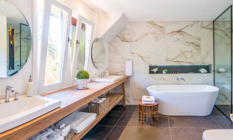 Suite Nro. 5 | Bathroom | Hair dryer, bidet, towels, soap