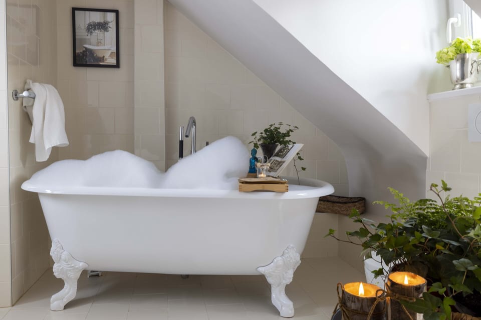 Deluxe Room (coin bureau) | Bathroom | Free toiletries, hair dryer, towels, soap