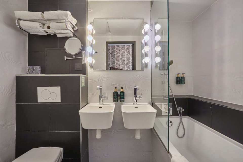 Deluxe Double Room | Bathroom | Free toiletries, hair dryer, towels