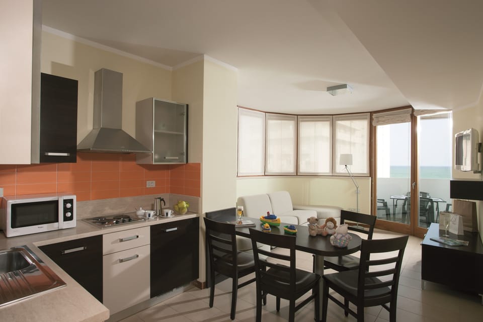 Deluxe Suite (4 people) | Private kitchen | Fridge, stovetop, dishwasher, coffee/tea maker
