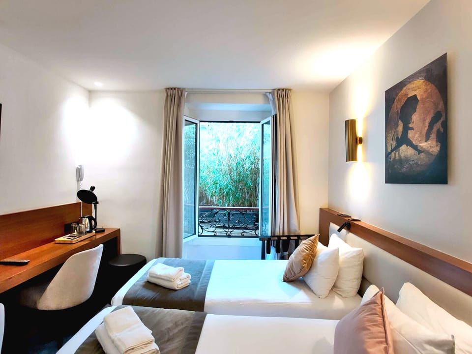 Twin Room | Minibar, in-room safe, soundproofing, iron/ironing board