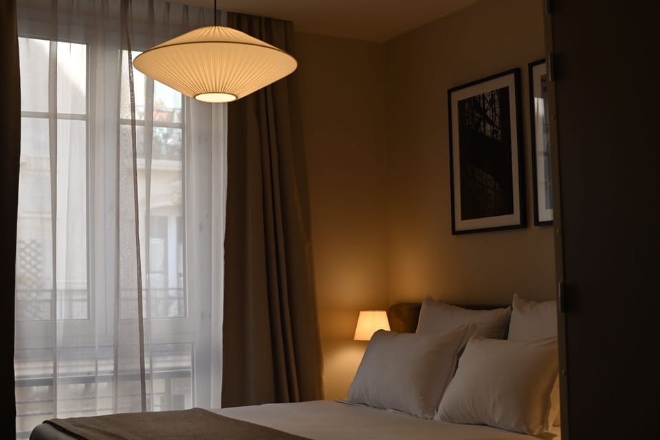 Hypo-allergenic bedding available, Select Comfort beds, desk