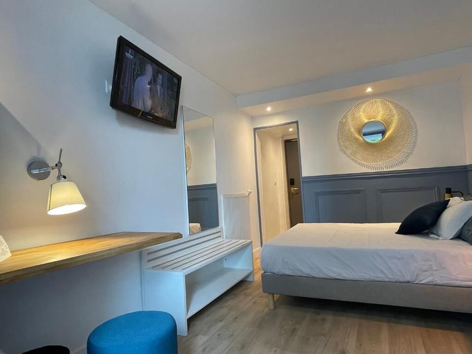 Superior Double Room | Desk, soundproofing, iron/ironing board, free WiFi